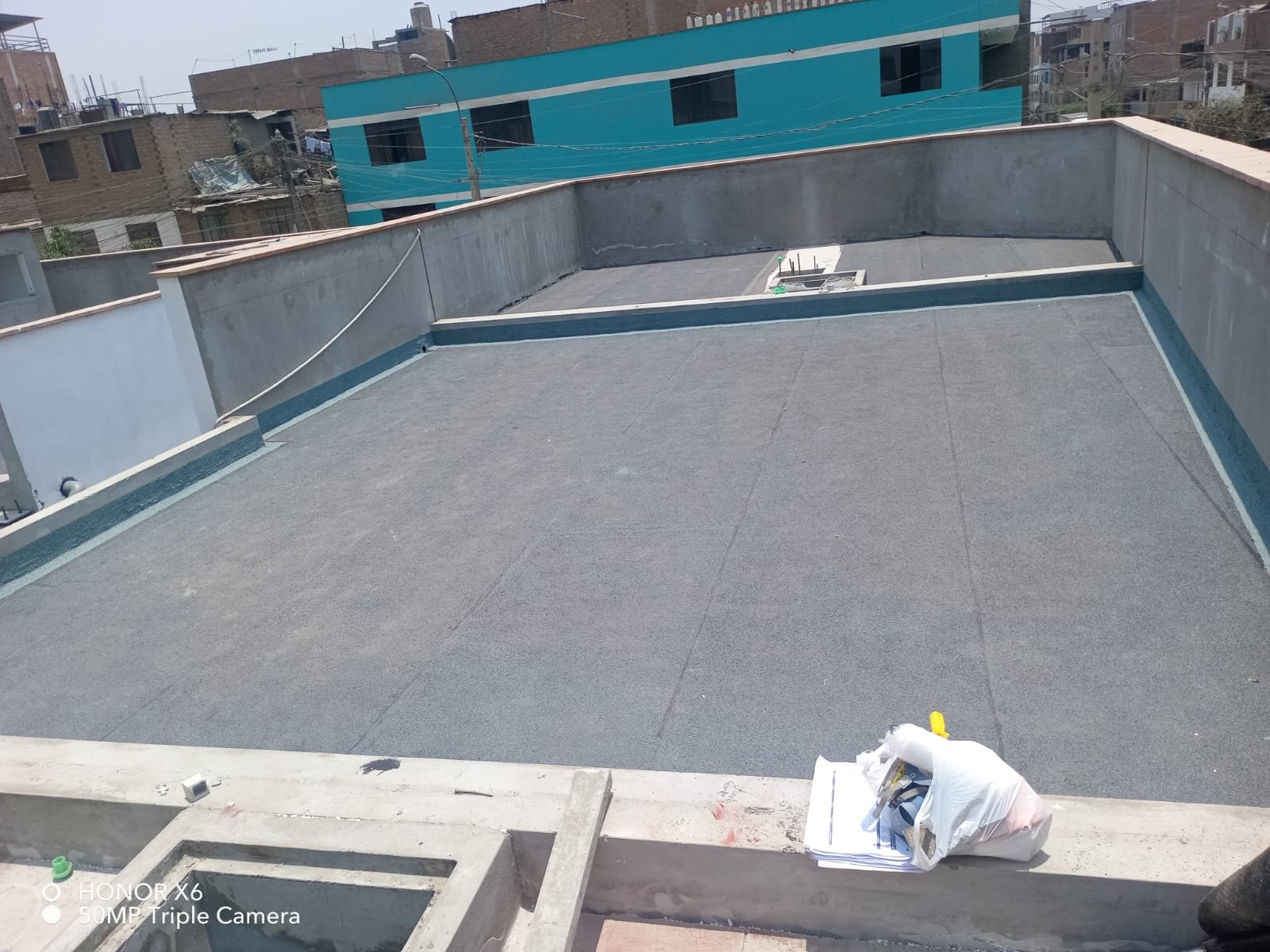Detalle de trabajos en una cubierta de infraestructura
